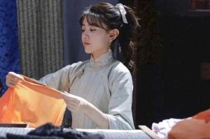 灵猫传里爹爹派回来送铃铛的女孩叫什么