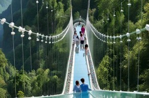 张家界天门山酷跑视频：极限运动挑战高空玻璃栈道