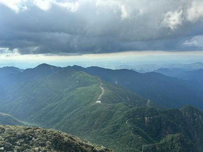 浪漫爬山之旅:情侣必去的10个绝美山顶约会胜地