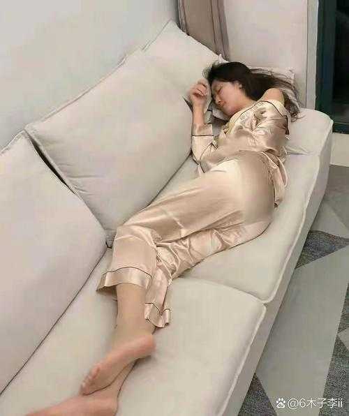 上周三凌晨三点 我正瘫在沙发上刷手机 突然被闺蜜发来的游戏截